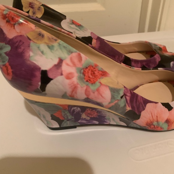 Nine West Floral Peep Toe Wedges with Gold Accented Wedge Heal size 9 - Picture 3 of 12